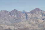 Le pic du Midi d'Ossau dépasse dans l'échancrure.