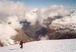 Sur le glacier de Charbonnel, vue plongeante sur l'entrée de la vallée d'Avérole.