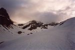À gauche, le verrou glaciaire qui permet d'accéder au Glacier de Bassagne. Le sommet se trouve dans les nuages à droite.