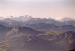 Vue sur la Vanoise : la Grande Motte, la Grande Casse (3855 m), les Glaciers de la Vanoise. On reconnaît la silhouette caractéristique de la Pierra Menta, dent carrée plantée dans le massif du Beaufortain.