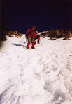 Descente prudente dans la neige fraîche.