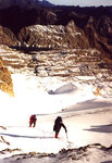 Rémi et Dimitri arrivent au Col du Cylindre. Au fond, le Lac Glacé et la Brèche de Tuquerouye.