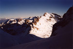 Le Charmet de l'Aiguille (2826 m) vu de la Selle du Puy Gris. Au centre, le Pic du Frêne (2807 m).