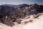 Vue panoramique vers le sud : au second plan, la Cime du Sambuis (2734&bsp;m), les Aiguilles de l'Argentière et le Bec d'Arguille (2891 m). Au fond, la Meije, le Râteau et au centre le Pic de l'Etendard.