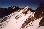 Le Pic de la Grande Valloire (2887 m). À sa droite, on reconnaît le Rocher Blanc (2928 m), et à sa gauche, au fond derrière une échancrure de la crête, le Grand Pic de Belledonne (2978 m).
