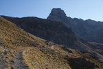 Sur le sentier, face au Brec de Chambeyron (3389 m).