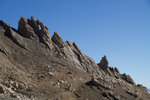 Crête rocheuse trouée en descendant du col de la Gypière.