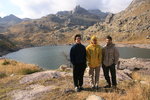 Benjamin, Bénédicte et Manuel devant le Lac Long.