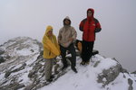 Photo de groupe au sommet. Pour la vue on reviendra.